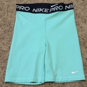 Nike Pro 365 Women's High-Rise 7" Shorts Color: Green Size: Small